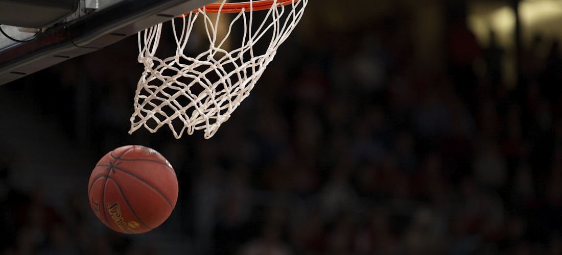 星空科技平台多设备展示高清体育直播画面，包括手机、平板和电脑